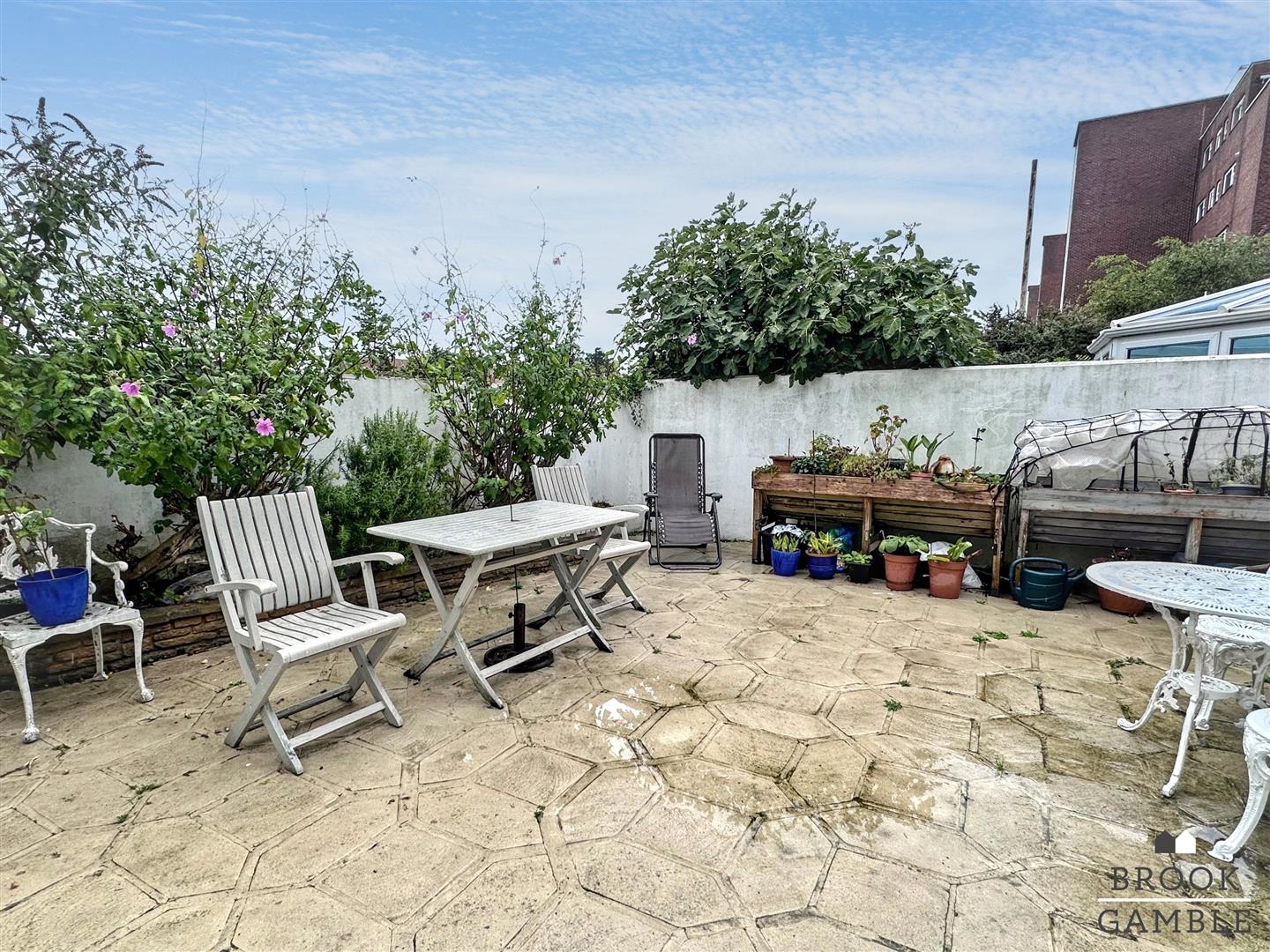 5 Bedroom House - Semi-Detached. Cliff Road in Eastbourne, East Sussex 9